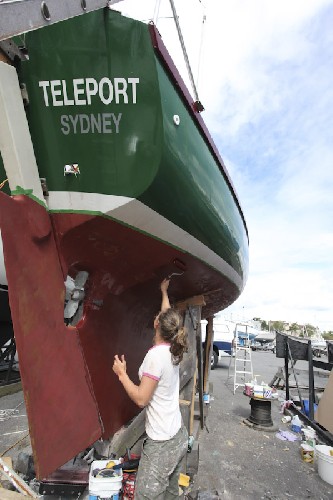 Antifouling the hull to stop weeds growing on it - nasty paint!