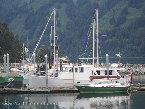 Teleport dwafed beside the amazing NZ yacht Maia